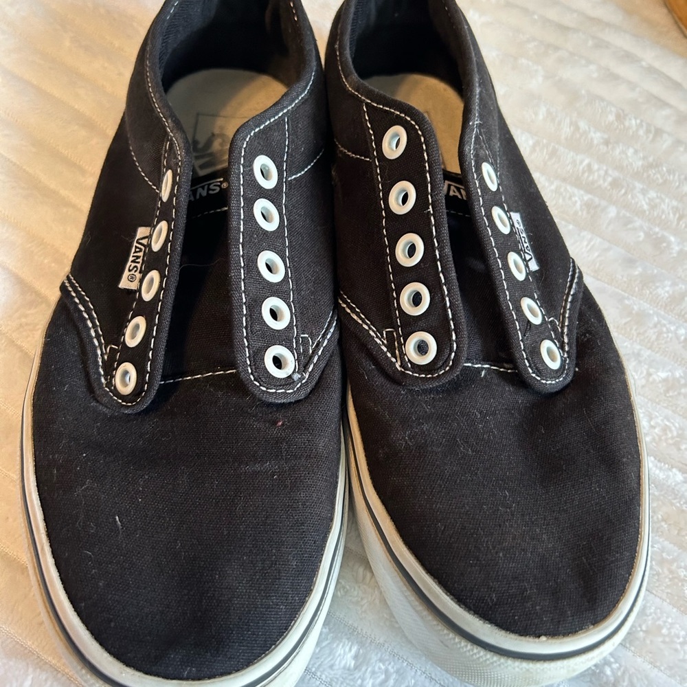 Vans Shoes Size 8.5 women. Small hole in left shoe. See picture.